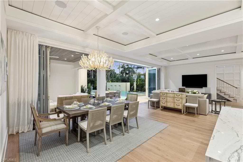 690 7th Ave N, Naples, FL 34102-13