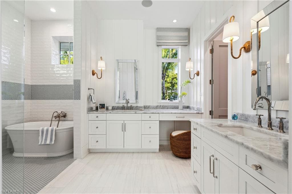 690 7th Ave N, Naples, FL 34102-15