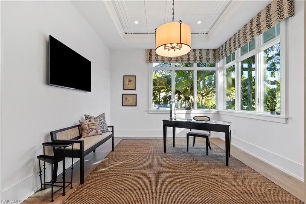 690 7th Ave N, Naples, FL 34102-16