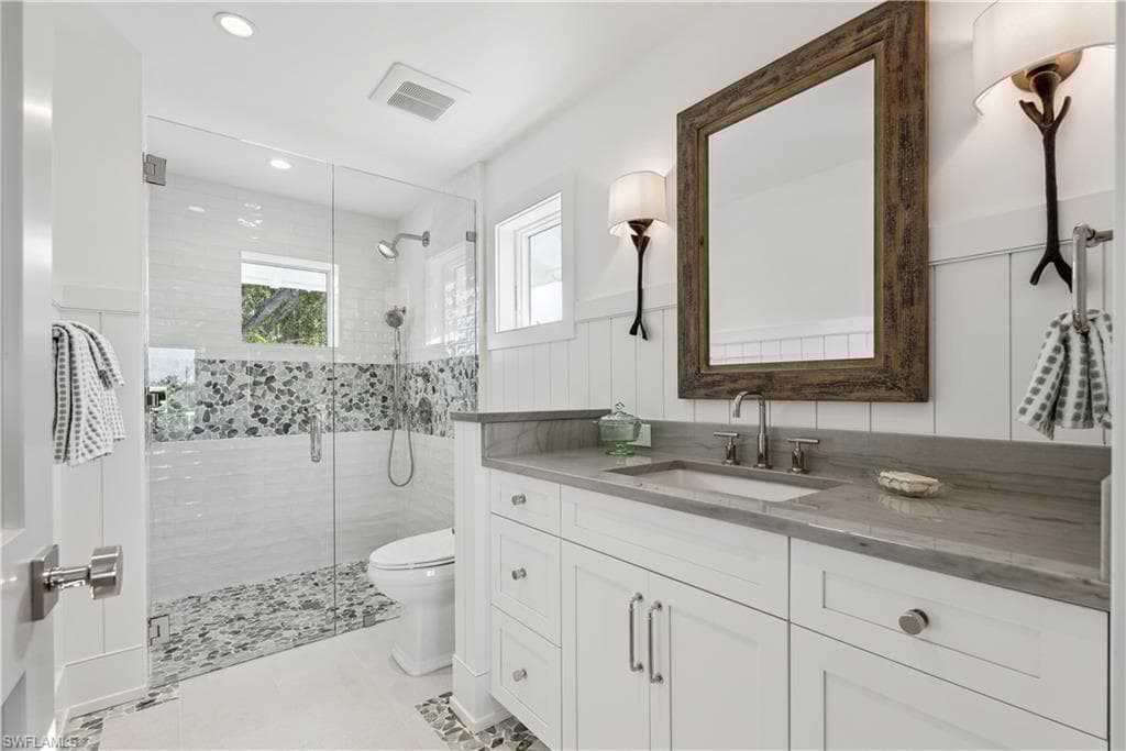 690 7th Ave N, Naples, FL 34102-21