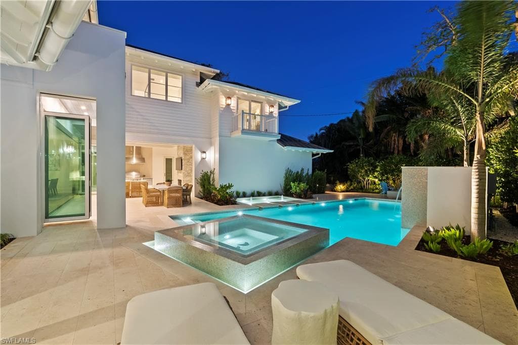 690 7th Ave N, Naples, FL 34102-27