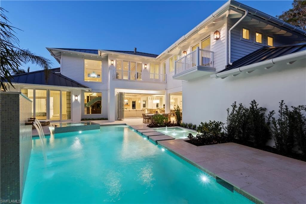 690 7th Ave N, Naples, FL 34102-28