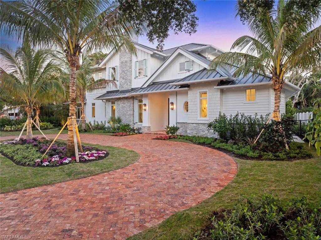 690 7th Ave N, Naples, FL 34102-2
