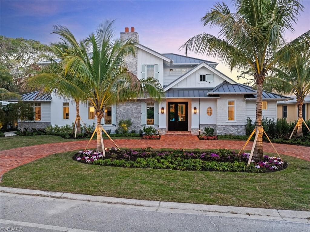 690 7th Ave N, Naples, FL 34102-3