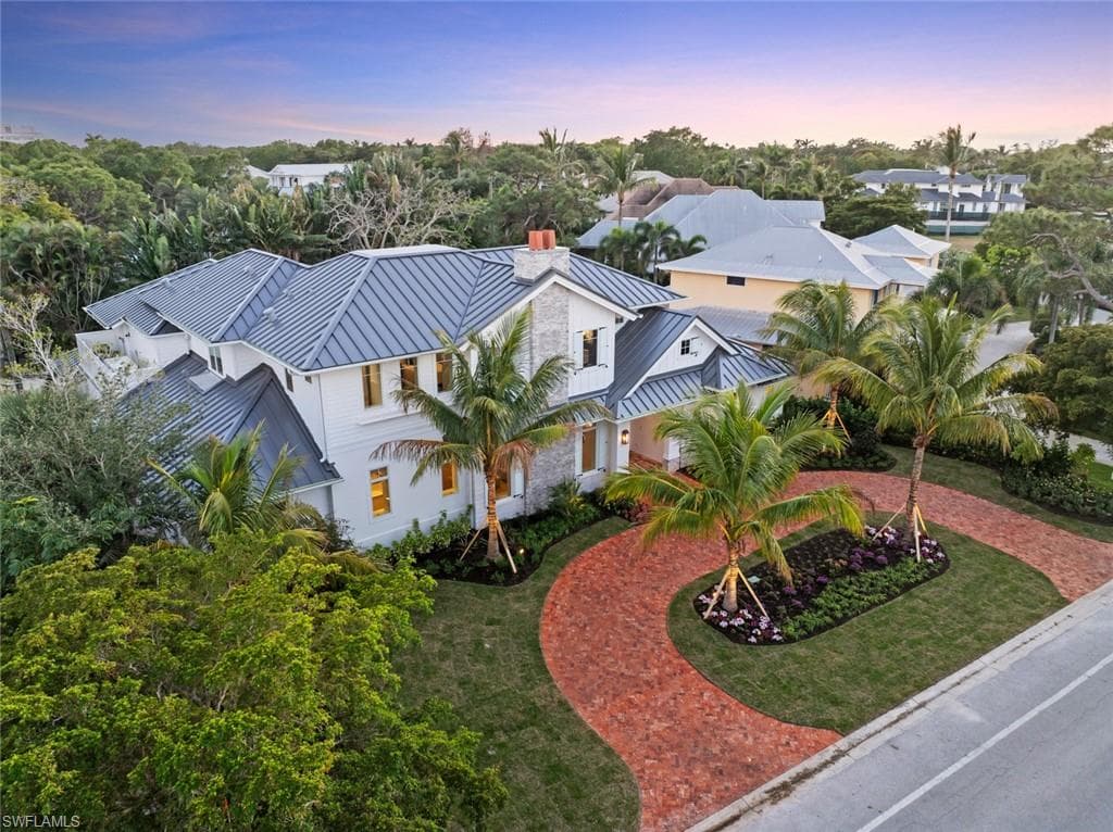 690 7th Ave N, Naples, FL 34102-4