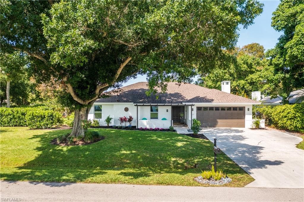 237 Burning Tree Dr, Naples, FL 34105-3