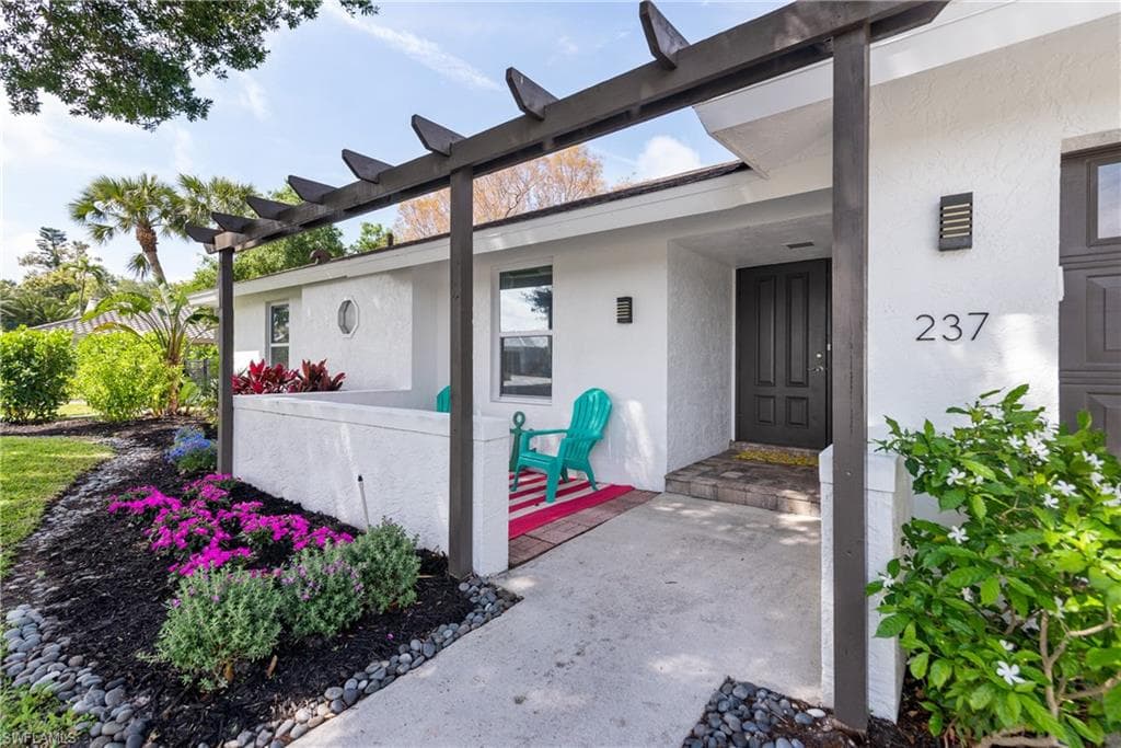 237 Burning Tree Dr, Naples, FL 34105-4