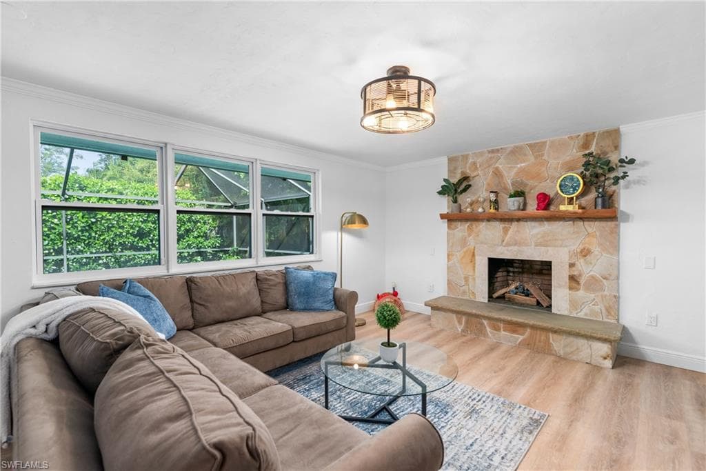 237 Burning Tree Dr, Naples, FL 34105-5