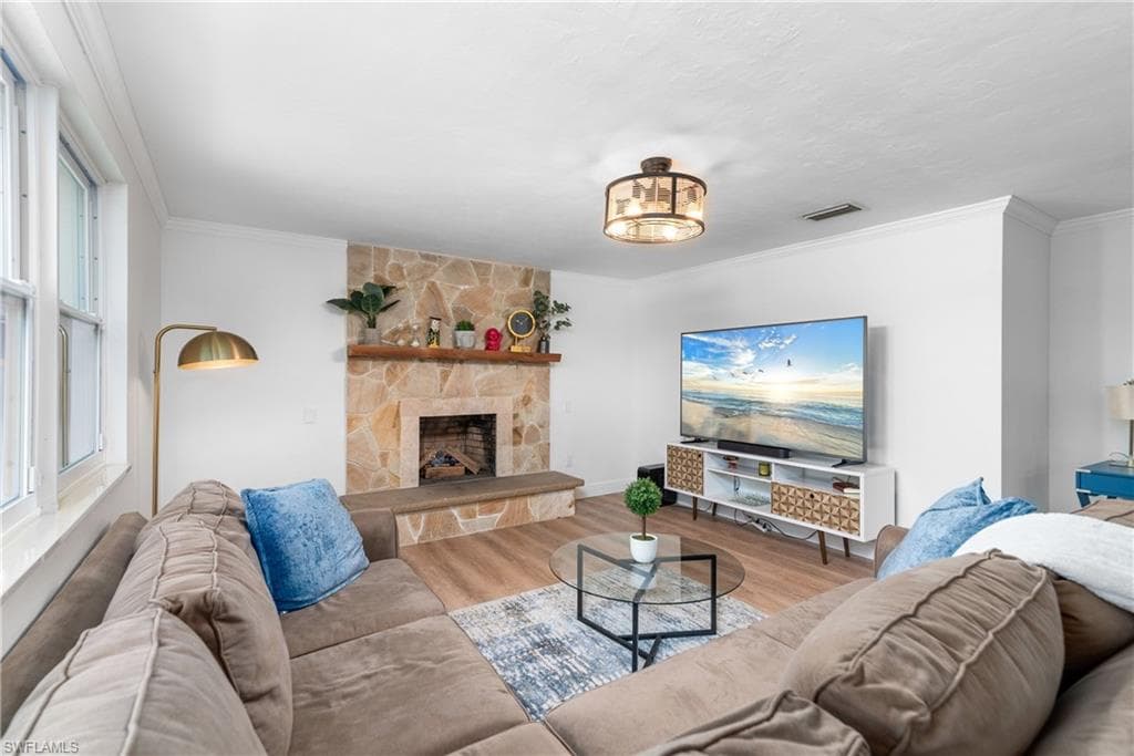 237 Burning Tree Dr, Naples, FL 34105-6