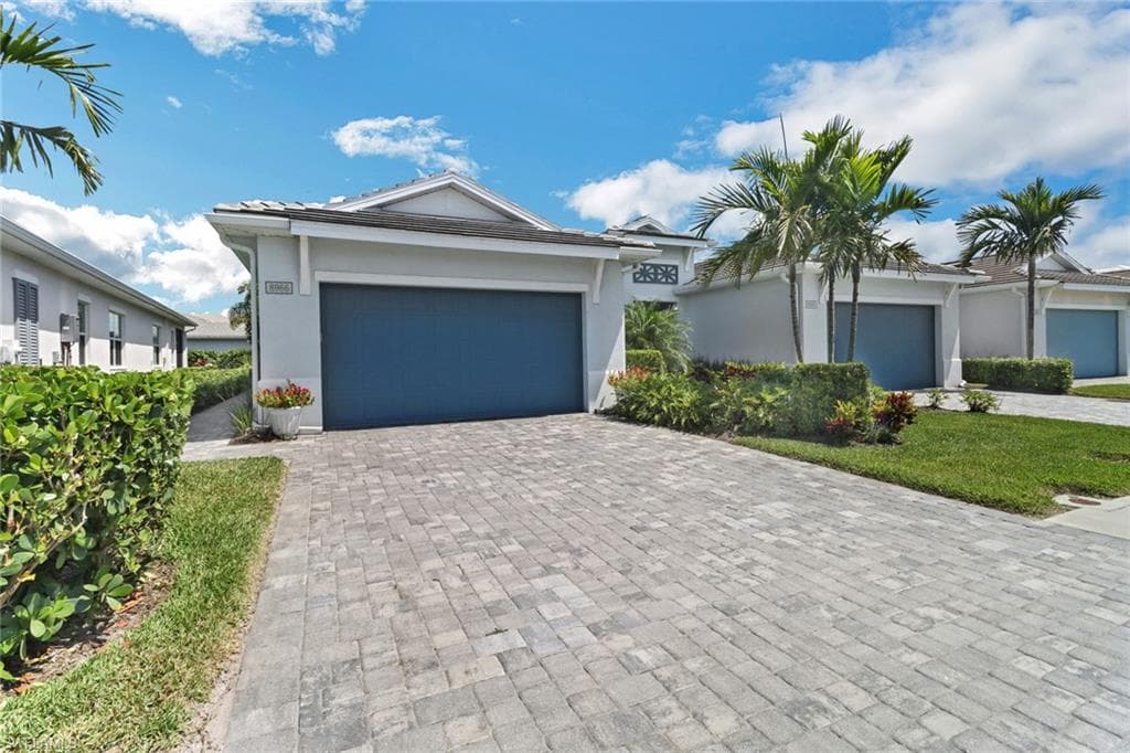 8966 Saint Lucia Dr, Naples, FL 34114-23