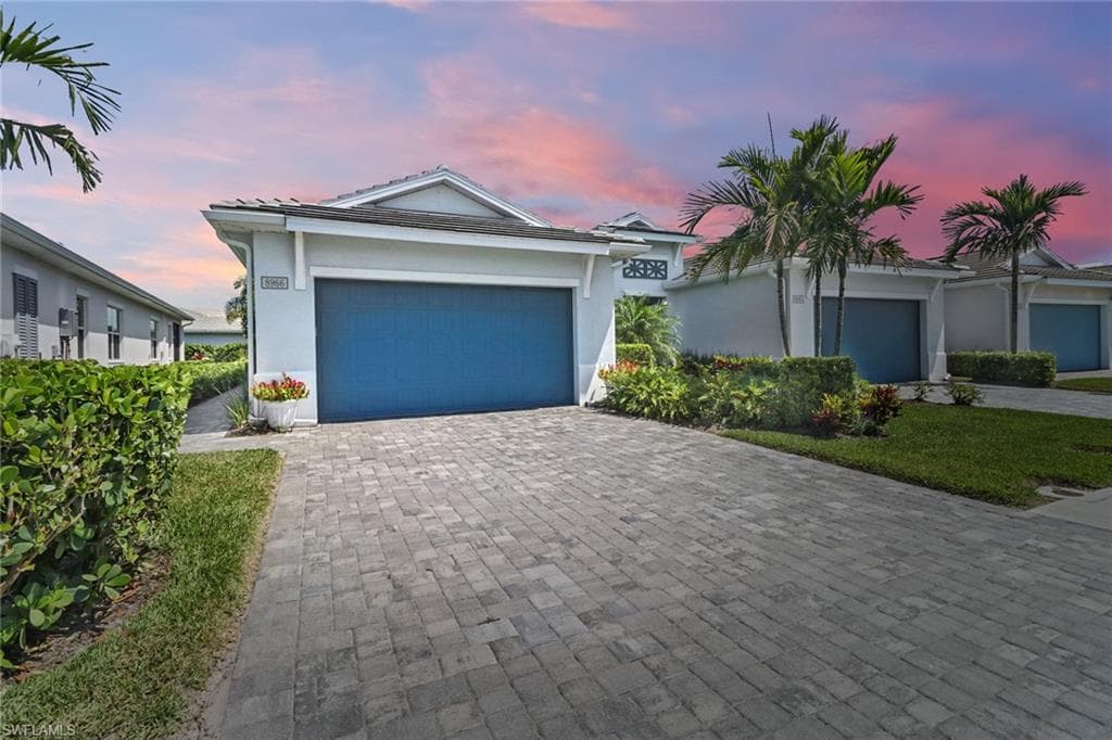 8966 Saint Lucia Dr, Naples, FL 34114-2