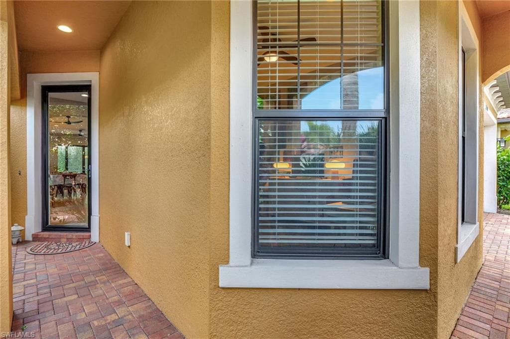 1290 Manado Dr, Naples, FL 34113-4
