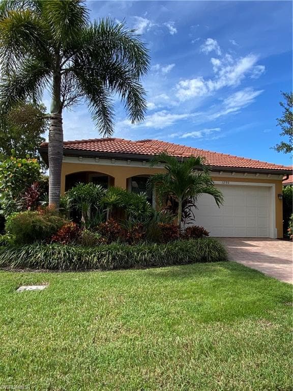 1290 Manado Dr, Naples, FL 34113-5