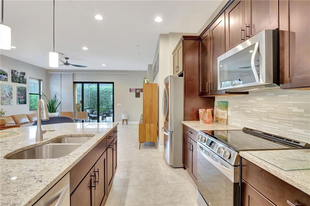 1290 Manado Dr, Naples, FL 34113-7