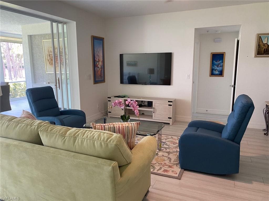 750 Waterford Dr 102, Naples, FL 34113-9