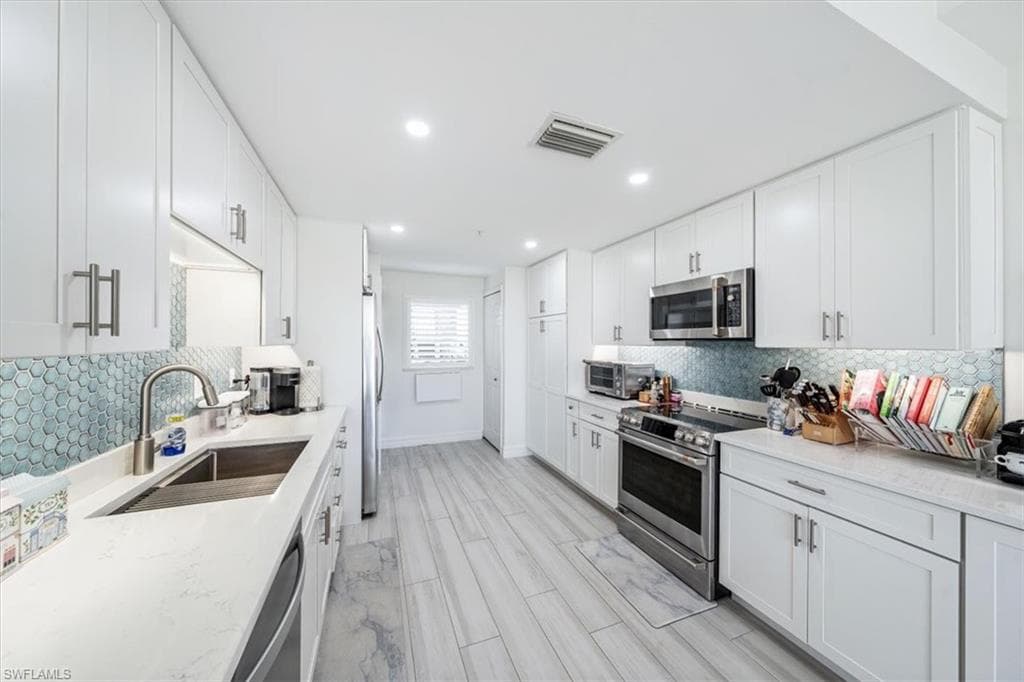 750 Waterford Dr 102, Naples, FL 34113-4