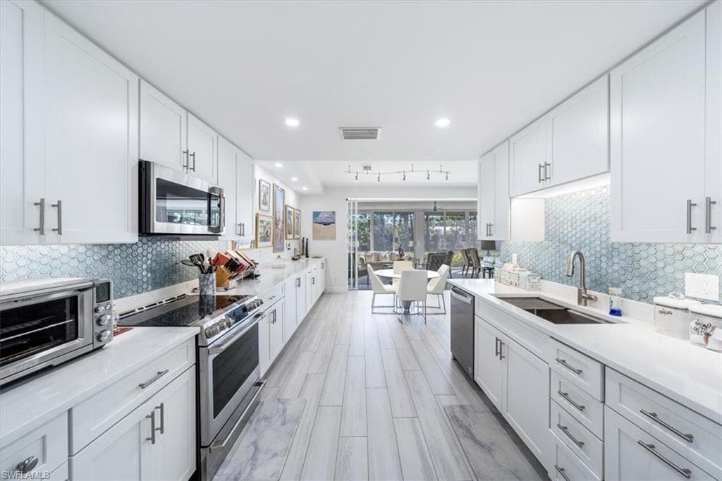 750 Waterford Dr 102, Naples, FL 34113-5
