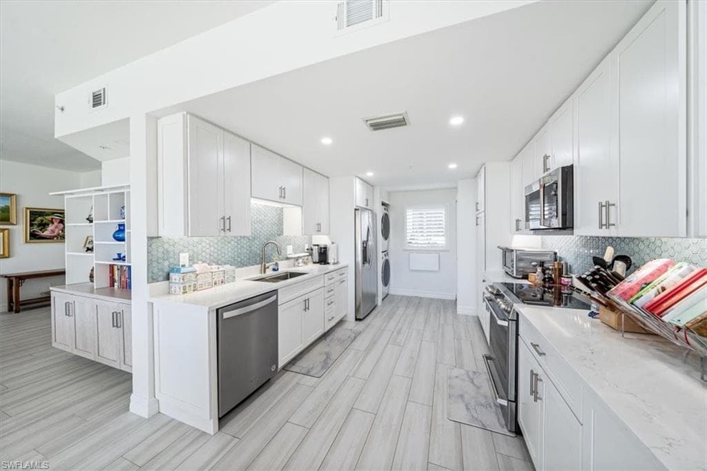 750 Waterford Dr 102, Naples, FL 34113-7
