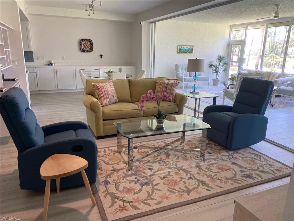 750 Waterford Dr 102, Naples, FL 34113-8
