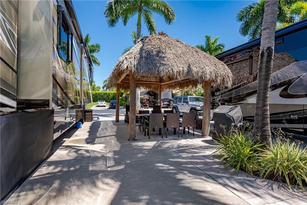 13589 Snapper Ln, Naples, FL 34114-6