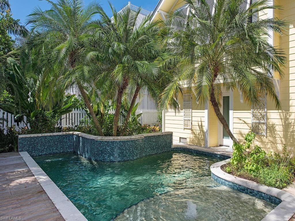 680 8th Ave S, Naples, FL 34102-15
