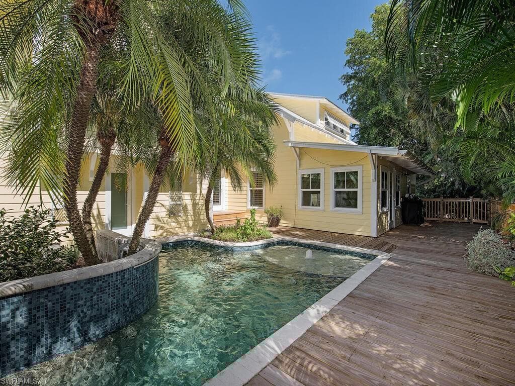 680 8th Ave S, Naples, FL 34102-16