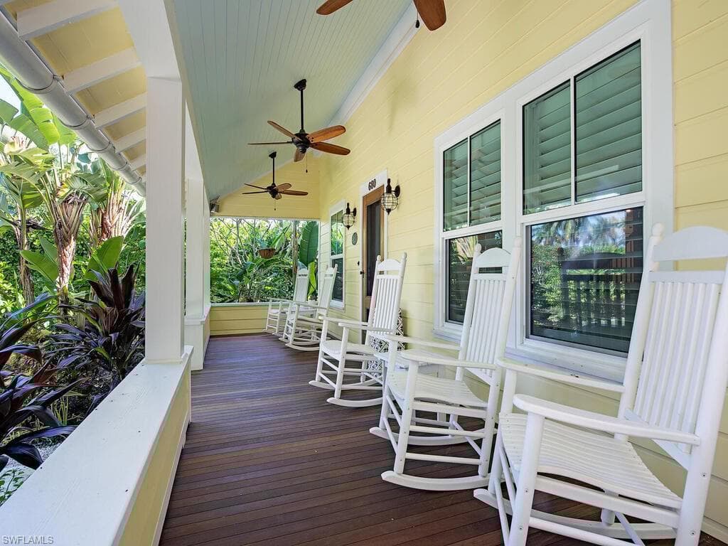 680 8th Ave S, Naples, FL 34102-5