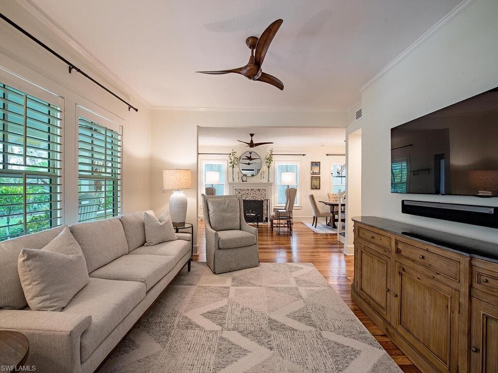 680 8th Ave S, Naples, FL 34102-8