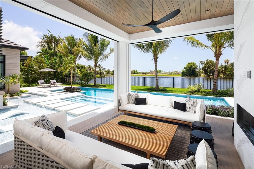 584 Banyan Blvd, Naples, FL 34102-17