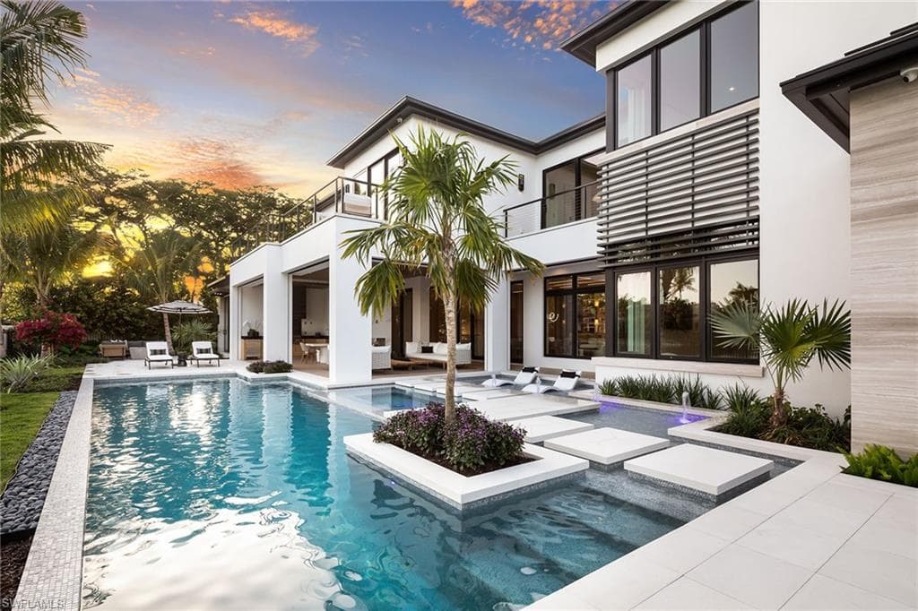 584 Banyan Blvd, Naples, FL 34102-19