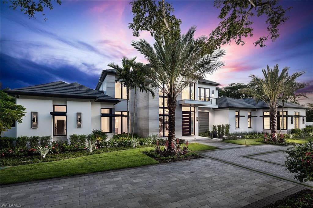 584 Banyan Blvd, Naples, FL 34102-1