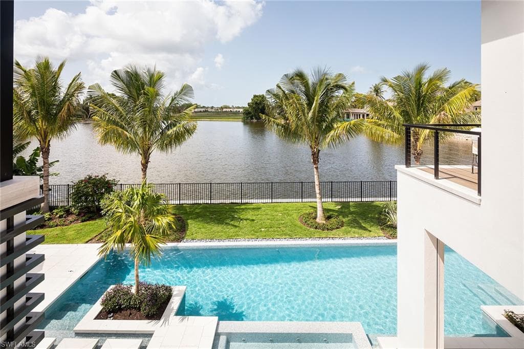 584 Banyan Blvd, Naples, FL 34102-30