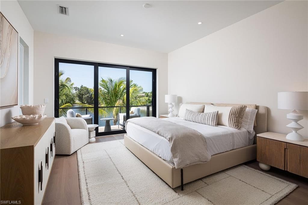 584 Banyan Blvd, Naples, FL 34102-35