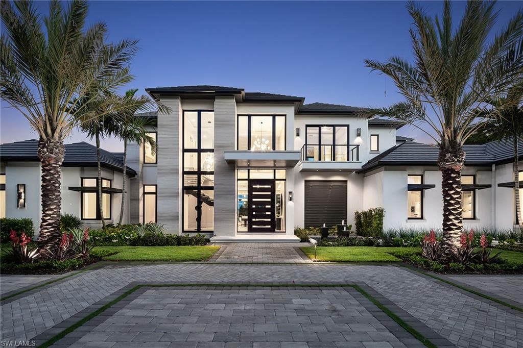 584 Banyan Blvd, Naples, FL 34102-2