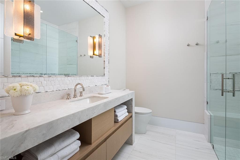 584 Banyan Blvd, Naples, FL 34102-38