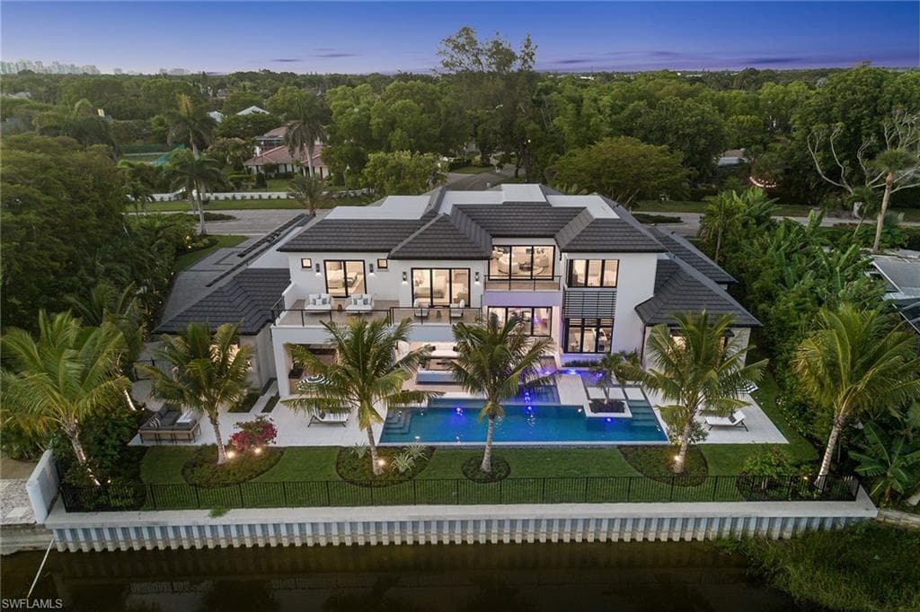 584 Banyan Blvd, Naples, FL 34102-43