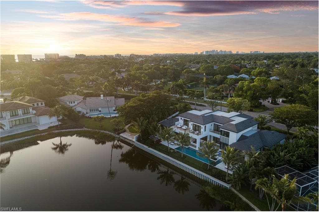 584 Banyan Blvd, Naples, FL 34102-44