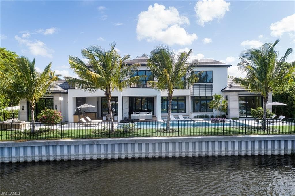584 Banyan Blvd, Naples, FL 34102-45
