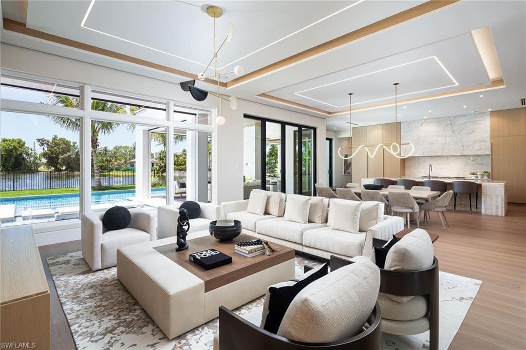584 Banyan Blvd, Naples, FL 34102-4