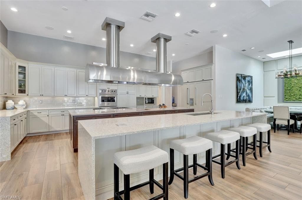 656 Hickory Rd, Naples, FL 34108-9