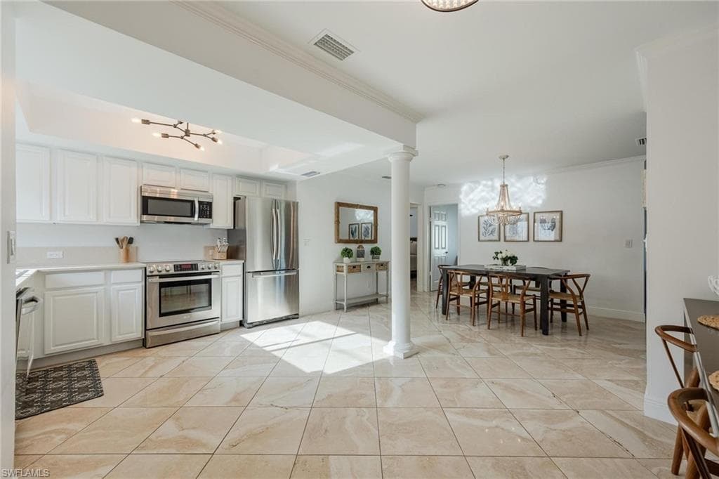 636 98th Ave N, Naples, FL 34108-8