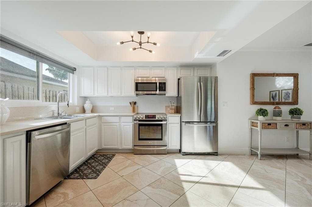636 98th Ave N, Naples, FL 34108-9