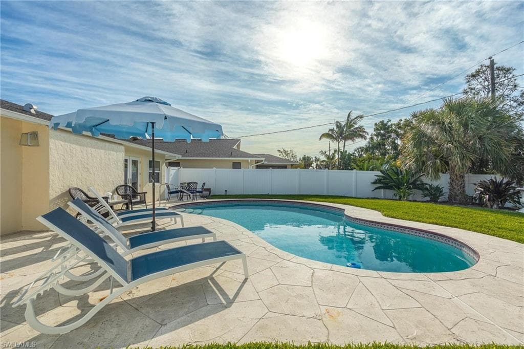 636 98th Ave N, Naples, FL 34108-18