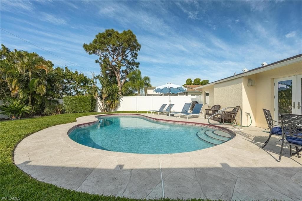 636 98th Ave N, Naples, FL 34108-21