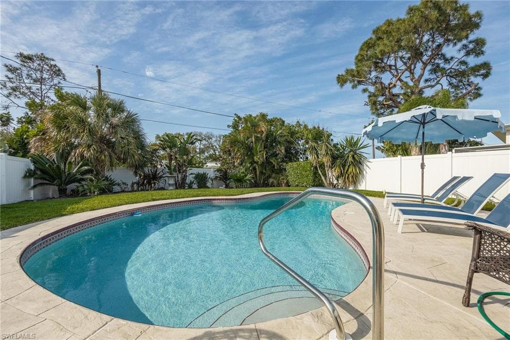636 98th Ave N, Naples, FL 34108-22