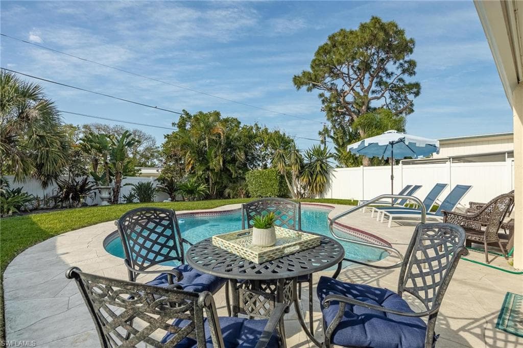 636 98th Ave N, Naples, FL 34108-1