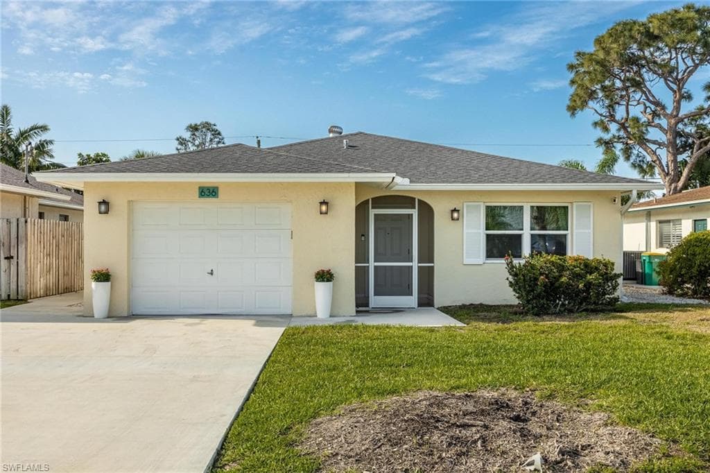 636 98th Ave N, Naples, FL 34108-2