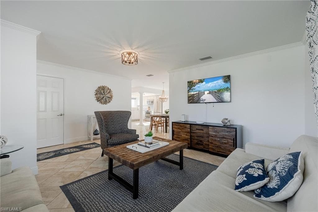 636 98th Ave N, Naples, FL 34108-3