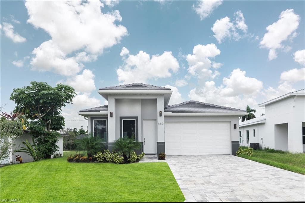 682 105th Ave N, Naples, FL 34108-2