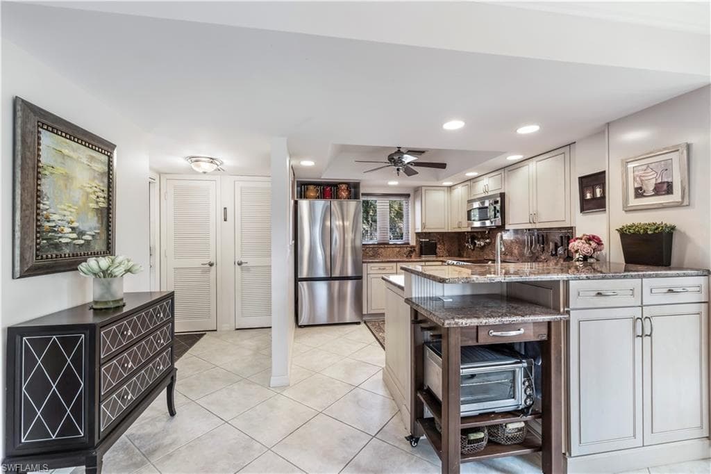 1661 Spoonbill Ln B, Naples, FL 34105-3